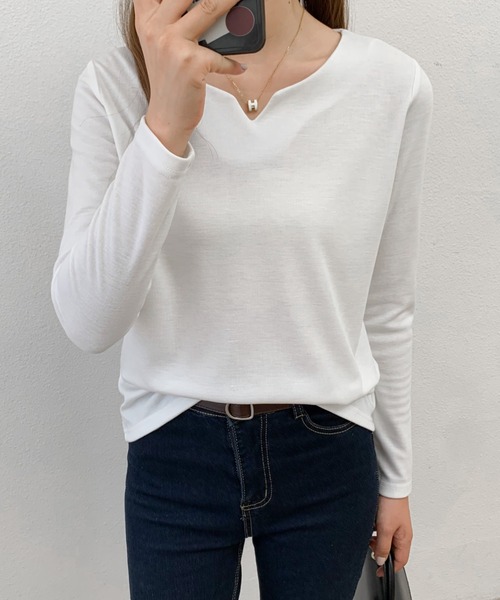 Diosfront（ディオスフロント）の「2022AW　華奢見せ叶える！キーネックロングスリーブTシャツ（Tシャツ/カットソー・レディース・ホワイト/ブラック/グレー・M/L）」の2枚目の写真