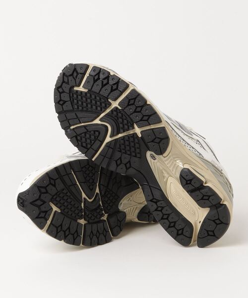 NEW BALANCE（ニューバランス）の「M1906R（スニーカー・レディース・シルバー系その他2/シルバー系その他・24.0cm/28.5cm/22.5cm/24.5cm/26.5cm/26.0cm/28.0cm/27.5cm/27.0cm/25.0cm/29.0cm/23.5cm/25.5cm/23.0cm）」の4枚目の写真