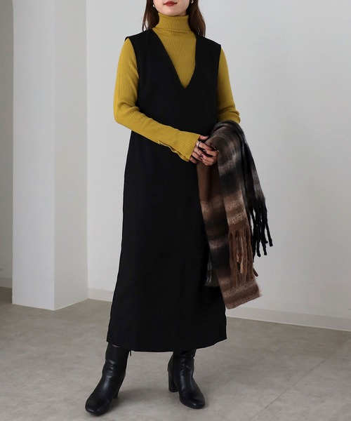 Riberry（リベリー）の「Vネックジャンパースカート（ジャンパースカート・レディース・ブラック/ブラック系・MEDIUM）」の2枚目の写真