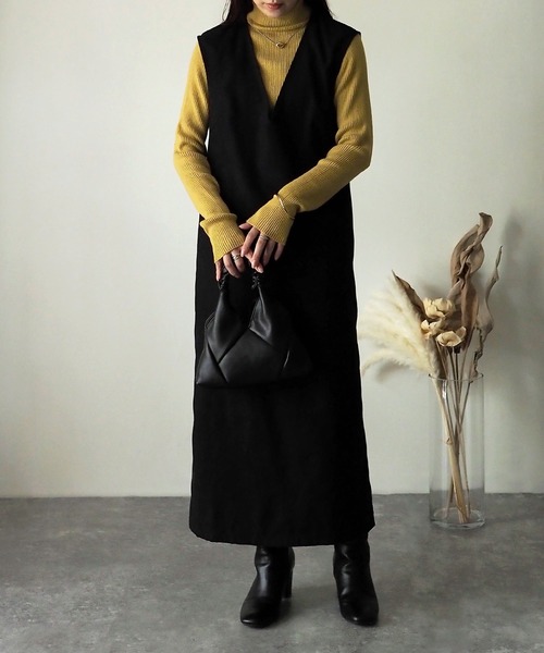 Riberry（リベリー）の「Vネックジャンパースカート（ジャンパースカート・レディース・ブラック/ブラック系・MEDIUM）」の5枚目の写真