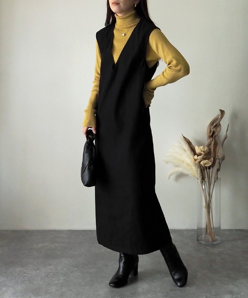 Riberry（リベリー）の「Vネックジャンパースカート（ジャンパースカート・レディース・ブラック/ブラック系・MEDIUM）」の4枚目の写真