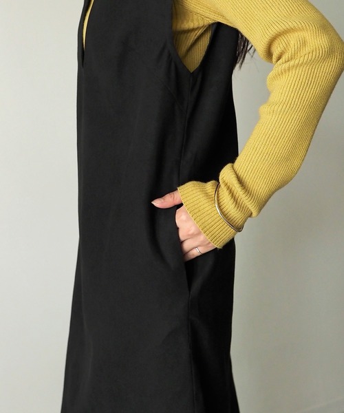 Riberry（リベリー）の「Vネックジャンパースカート（ジャンパースカート・レディース・ブラック/ブラック系・MEDIUM）」の3枚目の写真