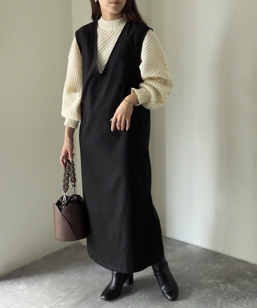 Riberry（リベリー）の「Vネックジャンパースカート（ジャンパースカート・レディース・ブラック/ブラック系・MEDIUM）」の9枚目の写真