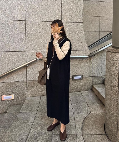 Riberry（リベリー）の「Vネックジャンパースカート（ジャンパースカート・レディース・ブラック/ブラック系・MEDIUM）」の12枚目の写真