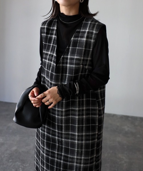 Riberry（リベリー）の「Vネックジャンパースカート（ジャンパースカート・レディース・ブラック/ブラック系・MEDIUM）」の21枚目の写真