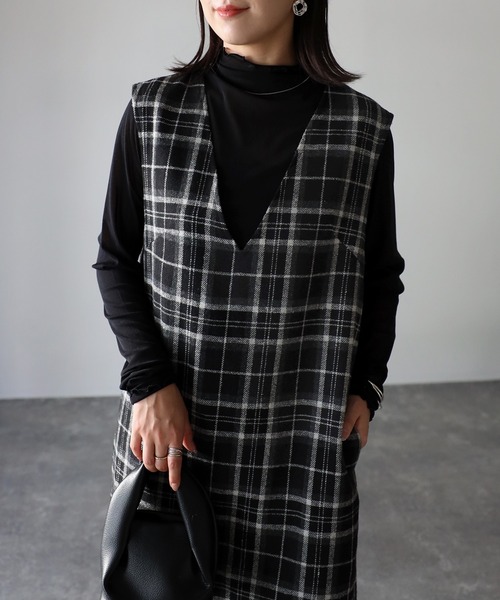 Riberry（リベリー）の「Vネックジャンパースカート（ジャンパースカート・レディース・ブラック/ブラック系・MEDIUM）」の20枚目の写真