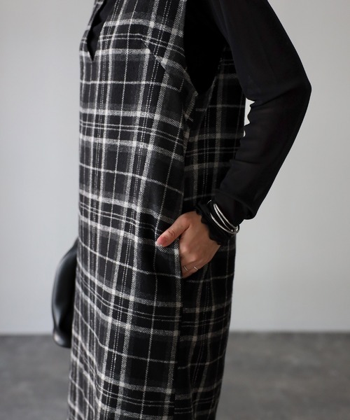 Riberry（リベリー）の「Vネックジャンパースカート（ジャンパースカート・レディース・ブラック/ブラック系・MEDIUM）」の14枚目の写真