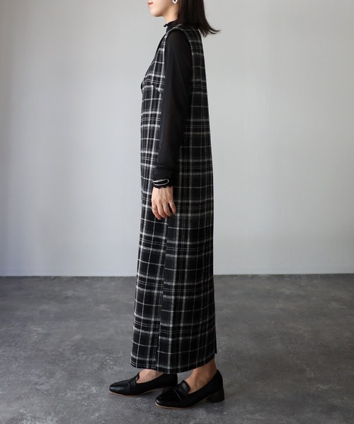 Riberry（リベリー）の「Vネックジャンパースカート（ジャンパースカート・レディース・ブラック/ブラック系・MEDIUM）」の16枚目の写真