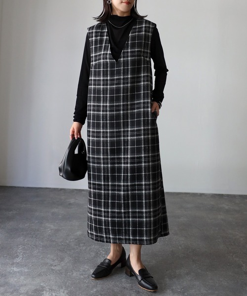 Riberry（リベリー）の「Vネックジャンパースカート（ジャンパースカート・レディース・ブラック/ブラック系・MEDIUM）」の19枚目の写真