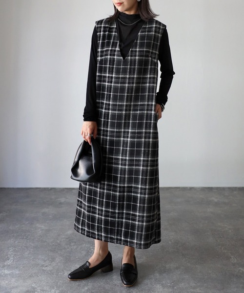 Riberry（リベリー）の「Vネックジャンパースカート（ジャンパースカート・レディース・ブラック/ブラック系・MEDIUM）」の17枚目の写真