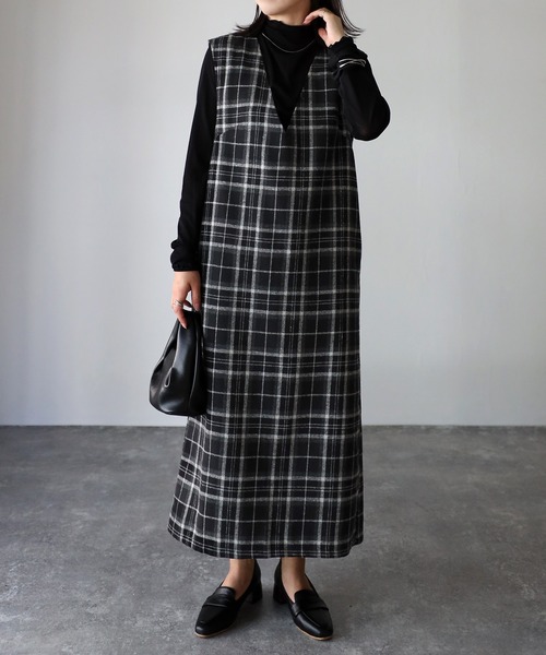 Riberry（リベリー）の「Vネックジャンパースカート（ジャンパースカート・レディース・ブラック/ブラック系・MEDIUM）」の22枚目の写真