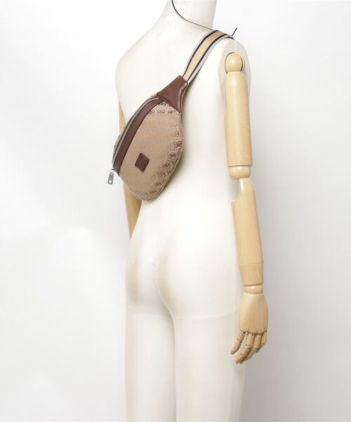 Guess（ゲス）の「STRAVE  Bum Bag（ボディバッグ/ウエストポーチ・メンズ・ライトベージュ/ブラック/グレー・ONE SIZE）」の17枚目の写真