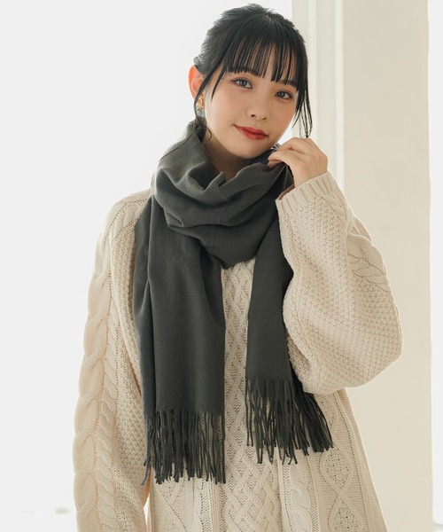 Newlyme(ニューリーミー)の「カラバリ大判無地ストール(マフラー・レディース・ブルー/モカ/オレンジ/グリーン/ピンク/グレー/マスタード/ブラック/アイボリー/ベージュ/ラベンダー/レッド/グレイッシュブルー・FREE)」の3枚目の写真