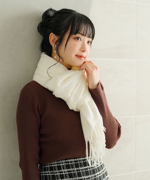 Newlyme(ニューリーミー)の「カラバリ大判無地ストール(マフラー・レディース・ブルー/モカ/オレンジ/グリーン/ピンク/グレー/マスタード/ブラック/アイボリー/ベージュ/ラベンダー/レッド/グレイッシュブルー・FREE)」の2枚目の写真