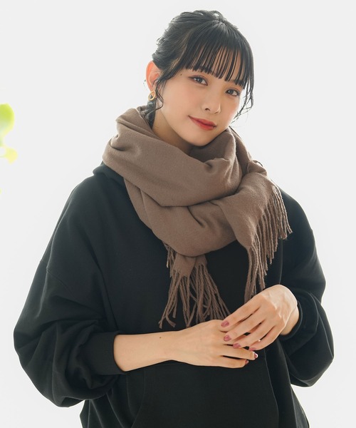 Newlyme(ニューリーミー)の「カラバリ大判無地ストール(マフラー・レディース・ブルー/モカ/オレンジ/グリーン/ピンク/グレー/マスタード/ブラック/アイボリー/ベージュ/ラベンダー/レッド/グレイッシュブルー・FREE)」の4枚目の写真