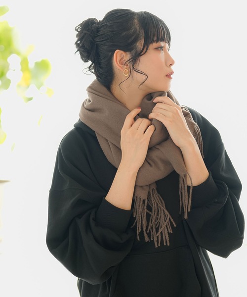 Newlyme(ニューリーミー)の「カラバリ大判無地ストール(マフラー・レディース・ブルー/モカ/オレンジ/グリーン/ピンク/グレー/マスタード/ブラック/アイボリー/ベージュ/ラベンダー/レッド/グレイッシュブルー・FREE)」の17枚目の写真