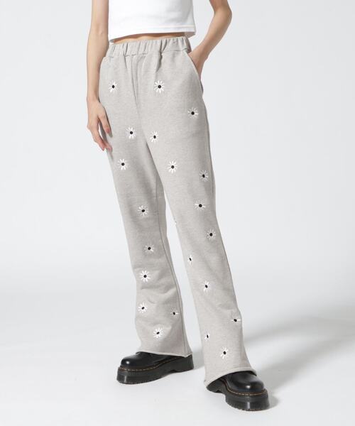 Chica（チカ）の「chica/チカ/デイジースウェットフレアパンツ（スウェットパンツ・レディース・ブラック/グレー・1/2）」の2枚目の写真