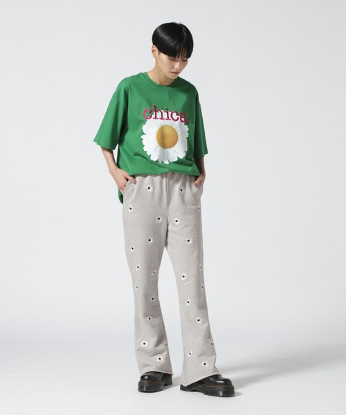Chica（チカ）の「chica/チカ/デイジースウェットフレアパンツ（スウェットパンツ・レディース・ブラック/グレー・1/2）」の13枚目の写真