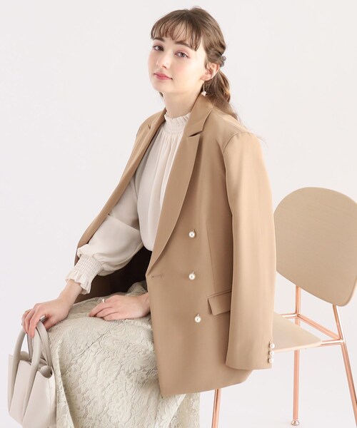 couture brooch(クチュールブローチ)の「◆【フェイクパールボタンが華やかさを添える。】ダブルブレストジャケット(テーラードジャケット・レディース・ネイビー/サンドベージュ・38/40/42)」の3枚目の写真