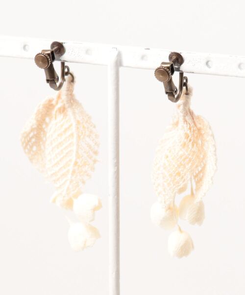 m.soeur（エムスール）の「スズランと葉っぱレースのイヤリング（イヤリング・レディース・ホワイト・FREE）」の2枚目の写真