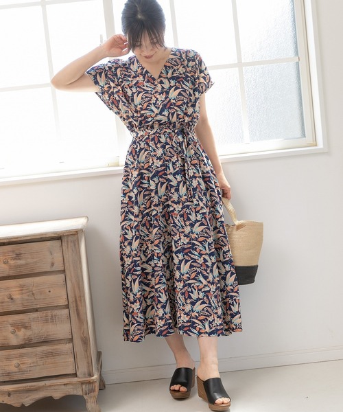 PREFERIR（プレフェリール）の「アロハシャツ柄 エスニック カシュクール フレンチスリーブ マキシ ロングワンピース（ワンピース・レディース・ブラック/ネイビー・MEDIUM/LARGE/SMALL）」の4枚目の写真