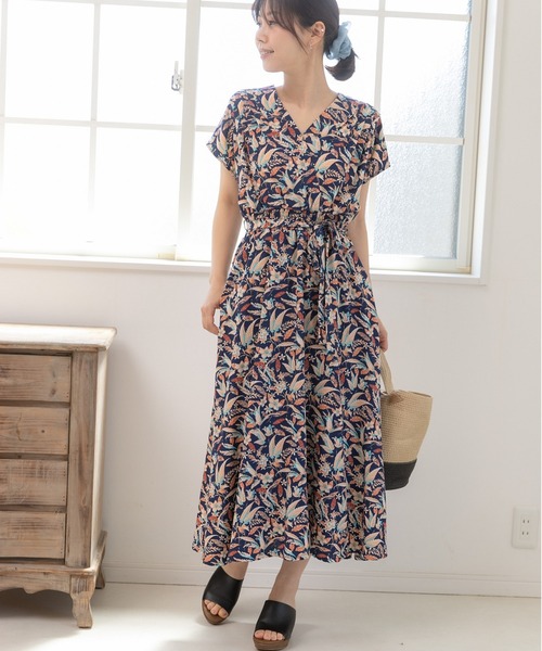 PREFERIR（プレフェリール）の「アロハシャツ柄 エスニック カシュクール フレンチスリーブ マキシ ロングワンピース（ワンピース・レディース・ブラック/ネイビー・MEDIUM/LARGE/SMALL）」の5枚目の写真