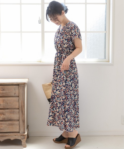 PREFERIR（プレフェリール）の「アロハシャツ柄 エスニック カシュクール フレンチスリーブ マキシ ロングワンピース（ワンピース・レディース・ブラック/ネイビー・MEDIUM/LARGE/SMALL）」の8枚目の写真