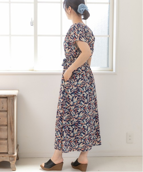 PREFERIR（プレフェリール）の「アロハシャツ柄 エスニック カシュクール フレンチスリーブ マキシ ロングワンピース（ワンピース・レディース・ブラック/ネイビー・MEDIUM/LARGE/SMALL）」の9枚目の写真