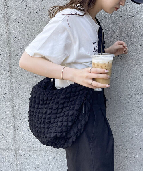 fredy emue（フレディエミュ）の「ポコポコジョーゼットメッセンジャーバッグ（ショルダーバッグ・レディース・ブラック/アイボリー・FREE）」の2枚目の写真