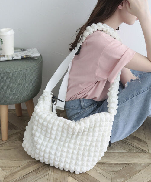 fredy emue（フレディエミュ）の「ポコポコジョーゼットメッセンジャーバッグ（ショルダーバッグ・レディース・ブラック/アイボリー・FREE）」の17枚目の写真