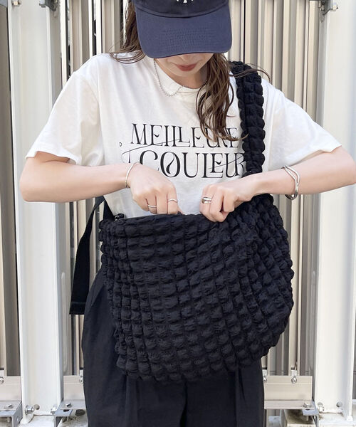 fredy emue（フレディエミュ）の「ポコポコジョーゼットメッセンジャーバッグ（ショルダーバッグ・レディース・ブラック/アイボリー・FREE）」の14枚目の写真