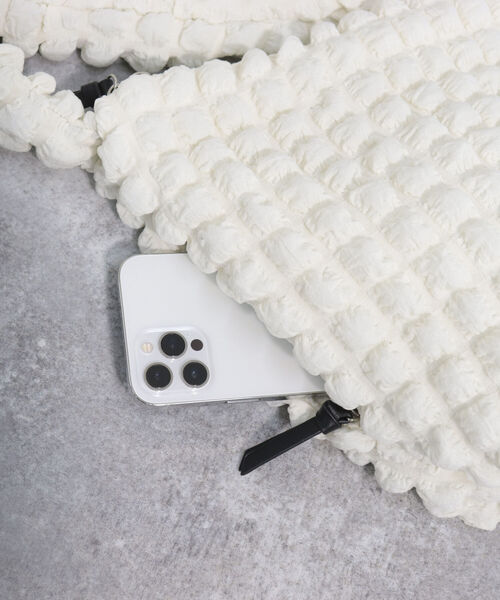 fredy emue（フレディエミュ）の「ポコポコジョーゼットメッセンジャーバッグ（ショルダーバッグ・レディース・ブラック/アイボリー・FREE）」の18枚目の写真