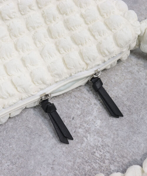 fredy emue（フレディエミュ）の「ポコポコジョーゼットメッセンジャーバッグ（ショルダーバッグ・レディース・ブラック/アイボリー・FREE）」の19枚目の写真