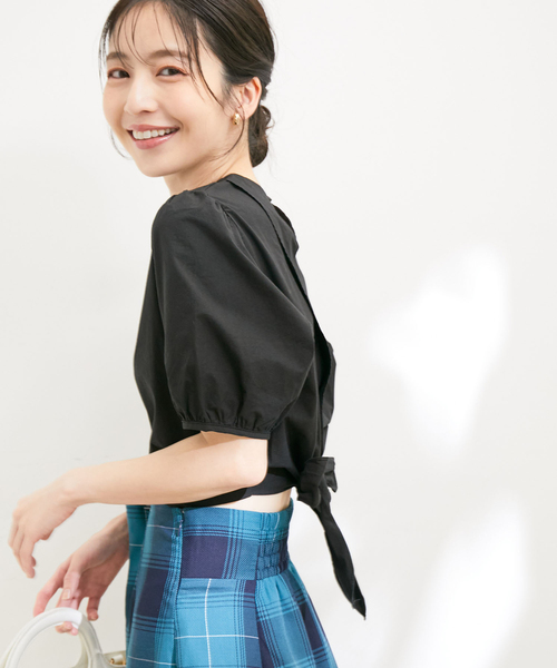 VIS（ビス）の「【WEB限定】【洗える】後ろリボンクルーネック短丈ブラウス（シャツ/ブラウス・レディース・ラベンダー/ホワイト系その他/ブラック・FREE）」の2枚目の写真