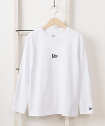 NEW ERA（ニューエラ）の「【NEW ERA/ニューエラ】フラッグロゴ ミニプリントデザイン ロングスリーブTシャツ/【 140ｃｍ-160ｃｍ】/ レギュラーフィット/ホワイト（Tシャツ/カットソー・キッズ）」