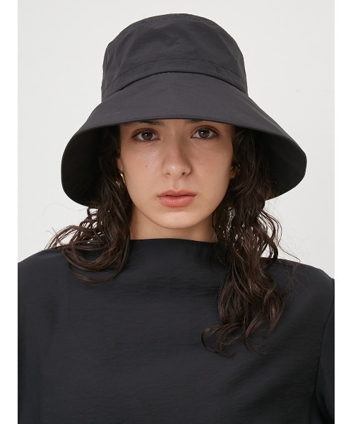 Mila Owen（ミラオーウェン）の「撥水バケットハット（ハット・レディース・ベージュ/ブラック・FREE）」の2枚目の写真