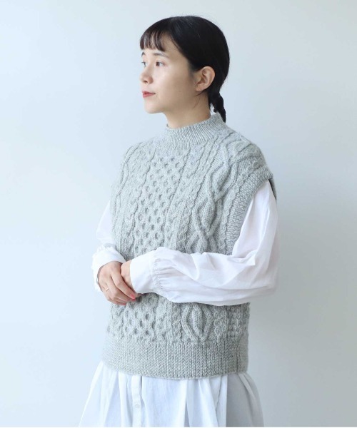 yuni（ユニ ）の「ネパールハンドニット ケーブル編みベスト