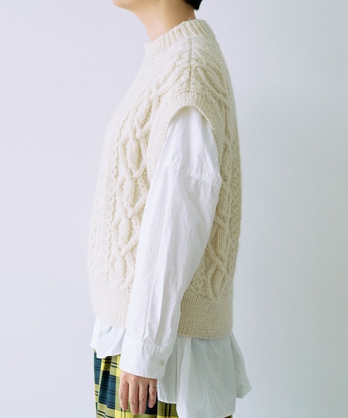 yuni（ユニ ）の「ネパールハンドニット ケーブル編みベスト