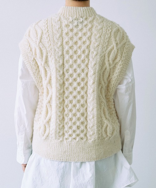 美品★yuni／ネパールハンドニット　ケーブル編みベストWH yuni（ユニ ）の「ネパールハンドニット ケーブル編みベスト