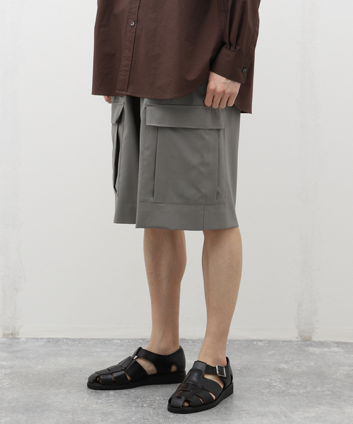 EDIFICE LA BOUCLE（エディフィスラブークル）の「LA BOUCLE (ラブークル) TECH WOOL カーゴショーツ（カーゴパンツ・メンズ・ネイビー/グレー・3/2）」の2枚目の写真