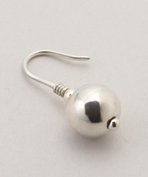 plage（プラージュ）の「ERICKA NICOLAS BEGAY/エリッカ ニコラス ビゲイ MINI BALL ピアス(両耳用)（ピアス（両耳用）・レディース・シルバー・FREE）」の5枚目の写真
