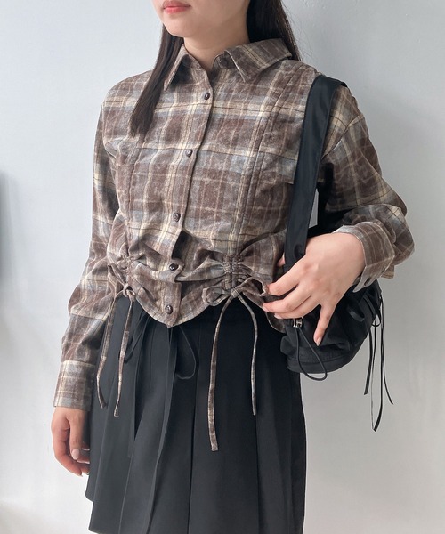 AS KNOW AS plus（アズノゥアズプラス）の「◇シャーリングダブルリボン ショート丈シャツ（シャツ/ブラウス・レディース・ブラウン系/ネイビー系/ワイン系・FREE）」の2枚目の写真