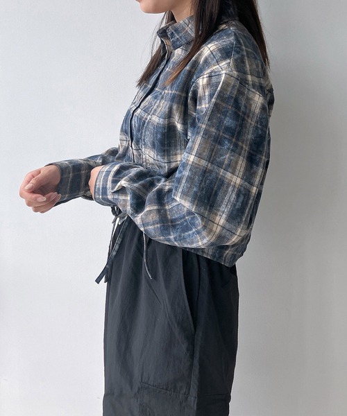 AS KNOW AS plus（アズノゥアズプラス）の「◇シャーリングダブルリボン ショート丈シャツ（シャツ/ブラウス・レディース・ブラウン系/ネイビー系/ワイン系・FREE）」の6枚目の写真