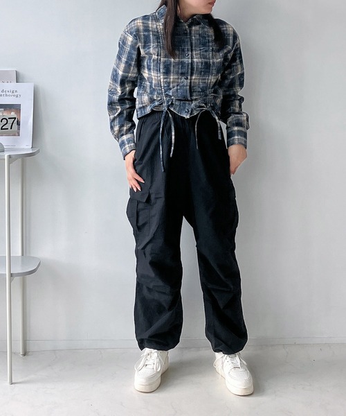 AS KNOW AS plus（アズノゥアズプラス）の「◇シャーリングダブルリボン ショート丈シャツ（シャツ/ブラウス・レディース・ブラウン系/ネイビー系/ワイン系・FREE）」の8枚目の写真