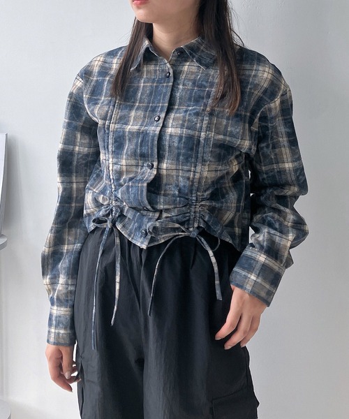 AS KNOW AS plus（アズノゥアズプラス）の「◇シャーリングダブルリボン ショート丈シャツ（シャツ/ブラウス・レディース・ブラウン系/ネイビー系/ワイン系・FREE）」の4枚目の写真