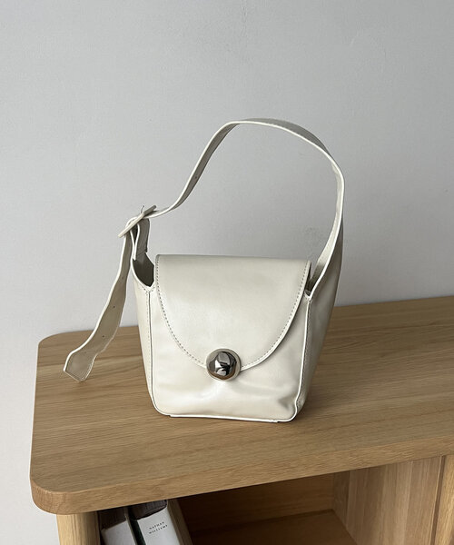 CAPRICIEUX LE'MAGE（カプリシューレマージュ）の「ニュアンスボタンショルダーバッグ（ショルダーバッグ・レディース・ブラック/ブラウン/アイボリー・FREE）」の2枚目の写真