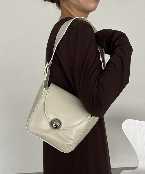 CAPRICIEUX LE'MAGE（カプリシューレマージュ）の「ニュアンスボタンショルダーバッグ（ショルダーバッグ・レディース・ブラック/ブラウン/アイボリー・FREE）」の5枚目の写真
