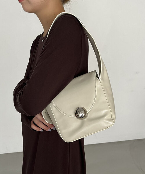 CAPRICIEUX LE'MAGE（カプリシューレマージュ）の「ニュアンスボタンショルダーバッグ（ショルダーバッグ・レディース・ブラック/ブラウン/アイボリー・FREE）」の4枚目の写真