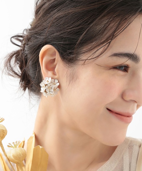 CALIN STANDARD(カリンスタンダード)の「◆◆金属アレルギー対応◆◆〈ecru〉 フラワーブーケイヤリング(イヤリング・レディース・ゴールド・FREE)」の7枚目の写真