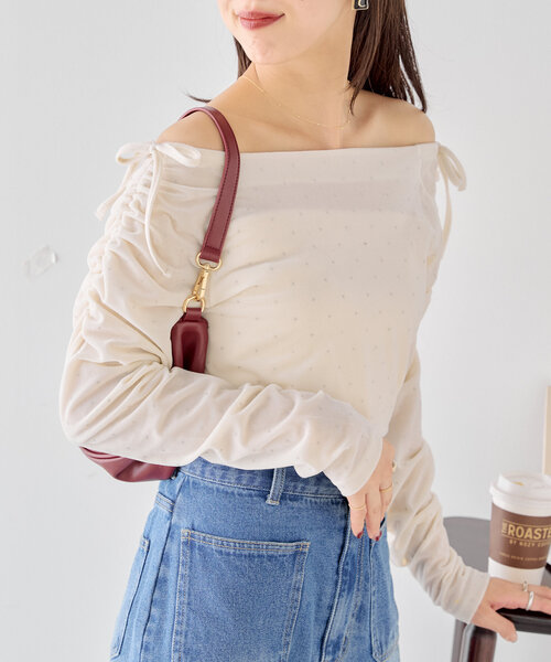 Chico（チコ）の「シアーベロアオフショルリボントップス（Tシャツ/カットソー・レディース・アイボリー/ブラック/グレイッシュベージュ/ブラウン・FREE）」の2枚目の写真